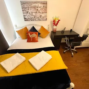  Apartment Stratford Luxury House: Spacious Garden Retreat Near Westfield