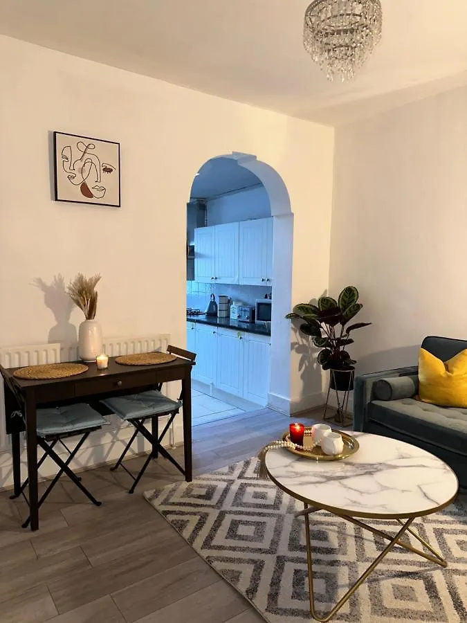 Artistic Two Bedroom Apartment London