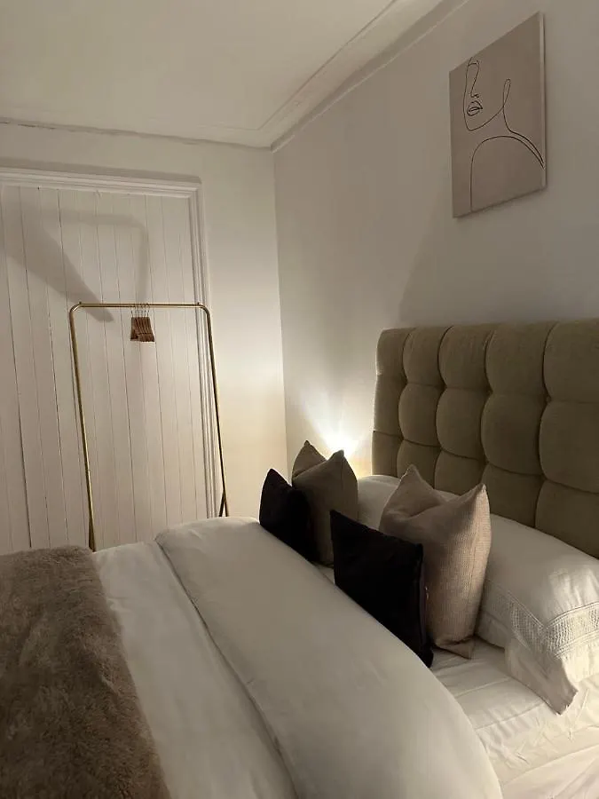 Artistic Two Bedroom Apartment London